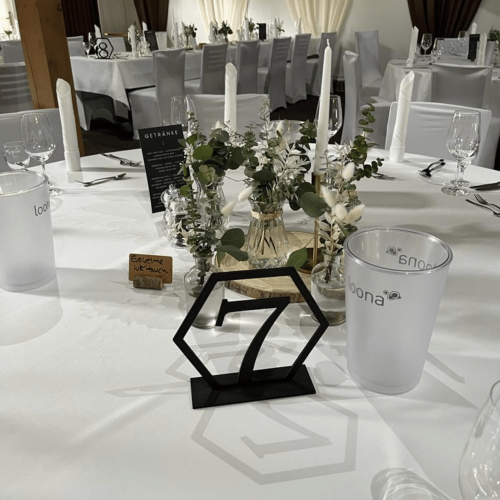 Dekortierter Hochzeitstisch mit der Tischnummer 7