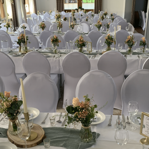 Durchdekorierte Hochzeit mit zahlreichen Blumen