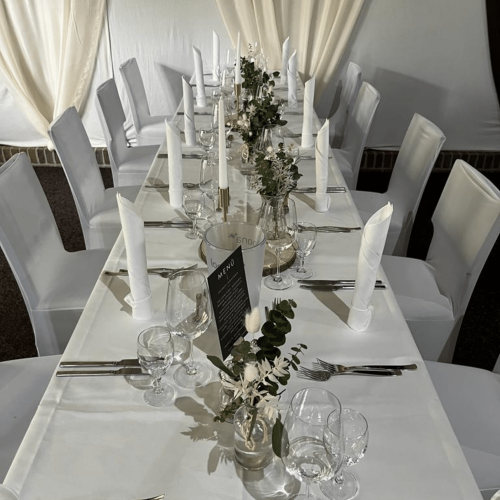 Hochzeit in weiß dekoriert