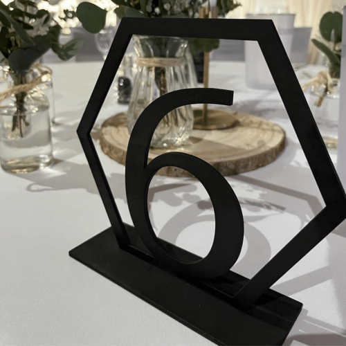 Tischnummer 6 in schwarz auf Tisch bei einer Hochzeit
