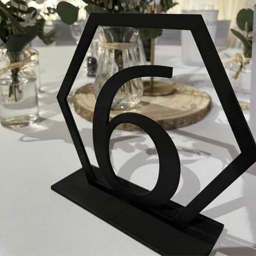 Tischnummer 6 in schwarz auf Tisch bei einer Hochzeit