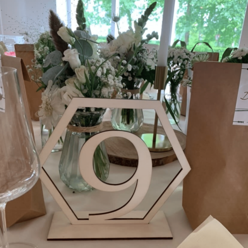Tischnummer 9 auf Hochzeitstisch