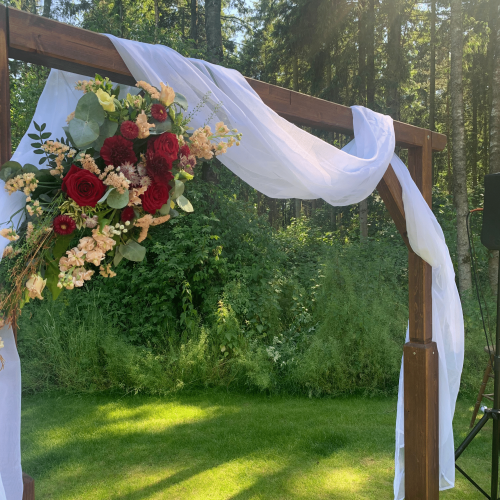 Traubogen dekoriert mit Blumen