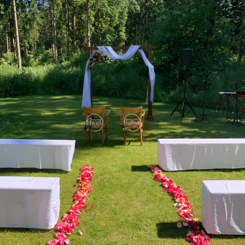 Traubogen mit 2 Stühlen und Rosenweg