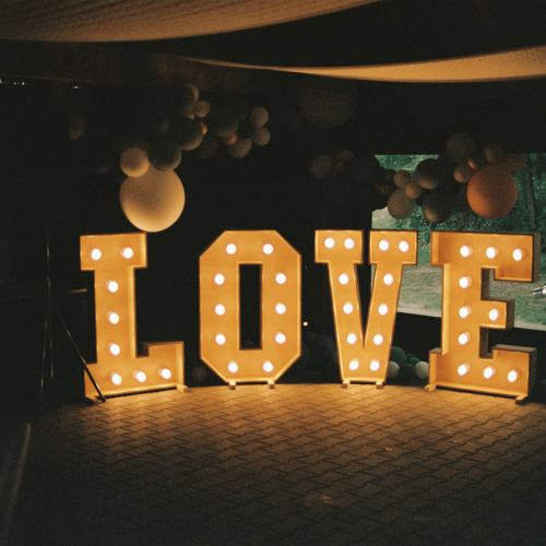 XXL Love Buchstaben in Dunkelheit