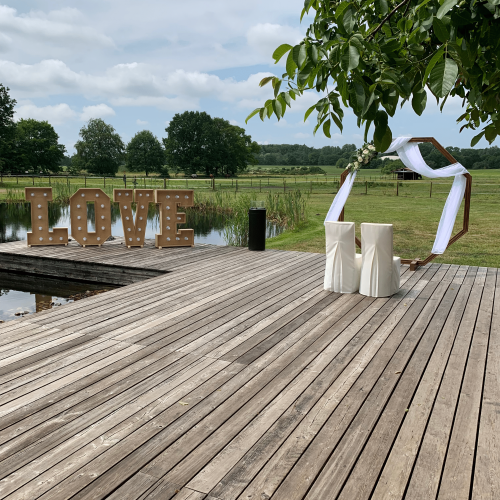 XXL Love Buchstaben und Traubogen am See