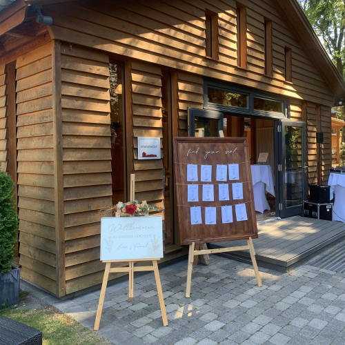 XXL Sitzplan für Hochzeiten vor der Location mit Willkommensschild